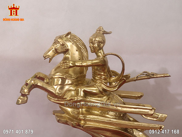 Hình tượng Thánh Gióng được đúc vô cùng sắc nét và tinh xảo bằng đồng vàng nguyên chất